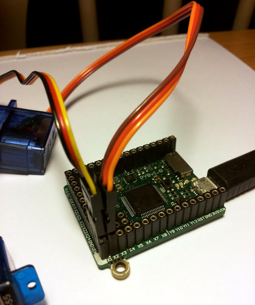 ../_images/pyboard_servo.jpg